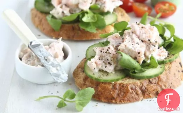 Trota affumicata e cetrioli panini aperti
