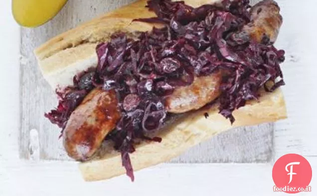 Salsicce con cavolo rosso caldo e slaw di barbabietola
