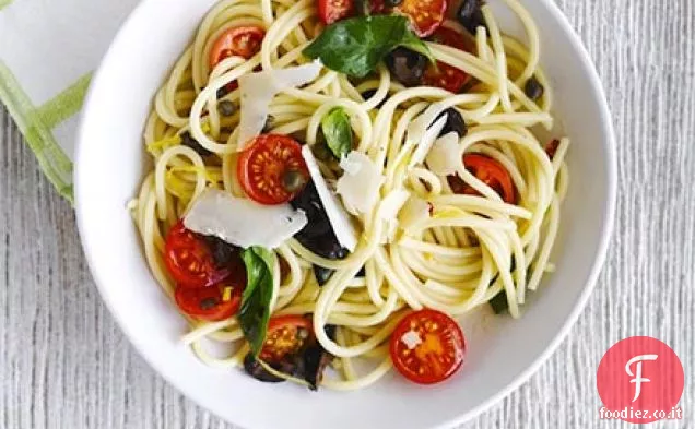 Spaghetti con pomodorini e salsa di olive nere
