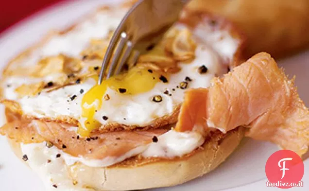 Flash-salmone affumicato fritto e bagel all'uovo