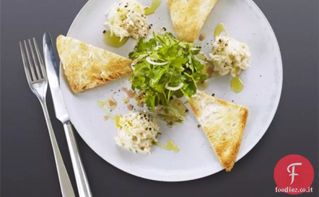 Maionese di granchio con pane tostato di melba e insalata di erbe