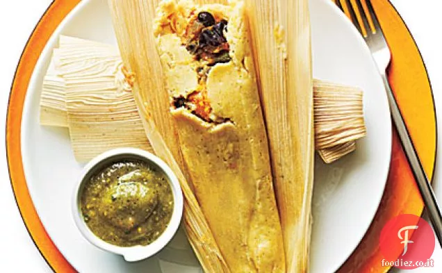 Tamales di fagioli neri e patate dolci con salsa di Tomatillo