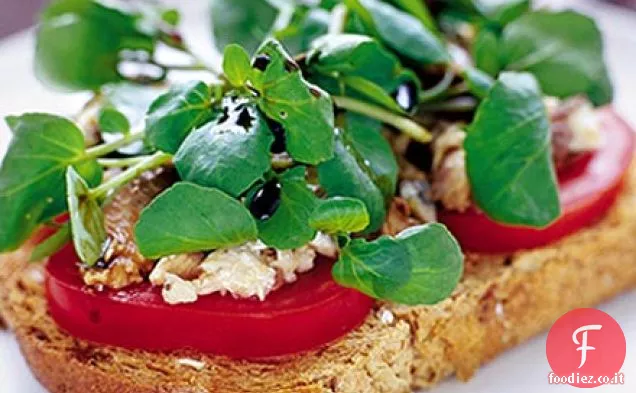 Sardine e crescione su pane tostato