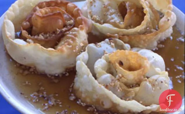 Spirali di pasta fritta con miele, sesamo e noci