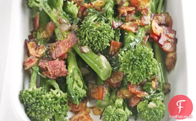 Broccoli a gambo lungo con cipolle saltate e pancetta