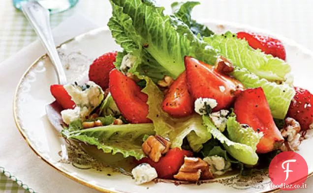 Romaine con noci Pecan tostate e fragole in salamoia