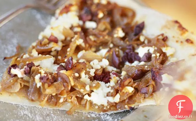 Pizza con Cipolle caramellate, Feta e olive