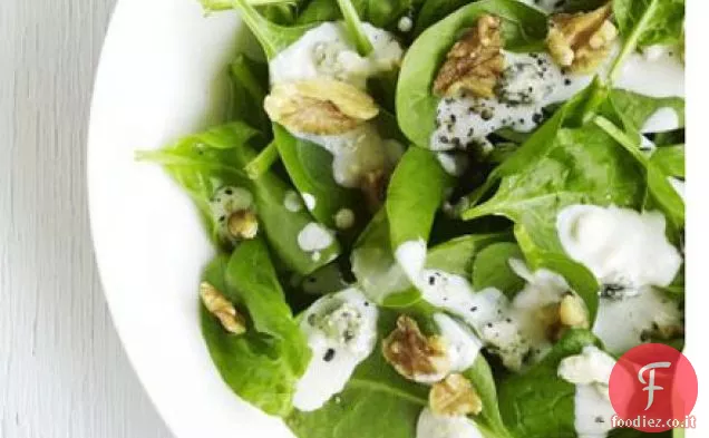 Insalata di spinaci e noci con salsa di formaggio blu
