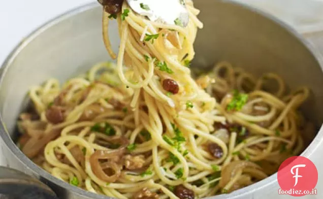 Spaghetti con noci, uvetta e prezzemolo