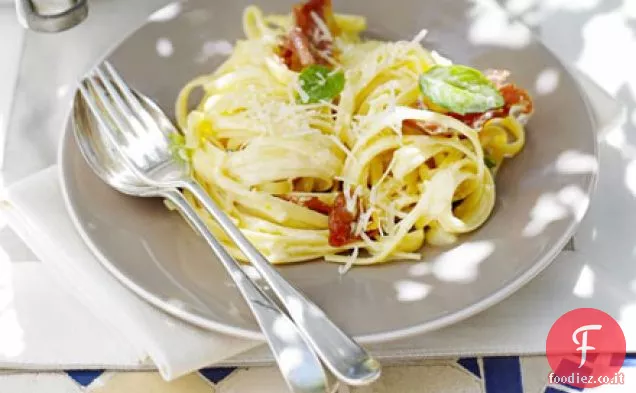 Linguine cremose con prosciutto, limone e basilico