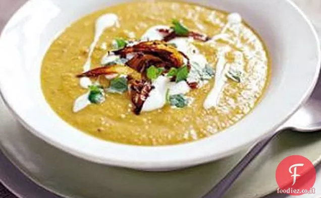 Zuppa di radice speziata con cipolle speziate croccanti