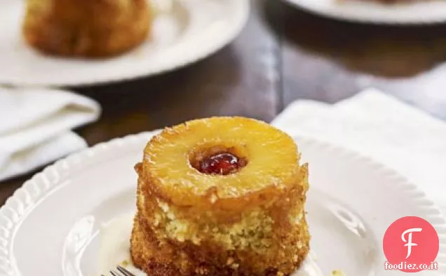 Individuale di cocco e ananas a testa in giù torte