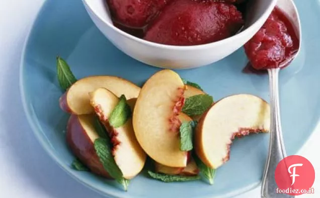 Lampone e granita di vino rosso con insalata di pesche