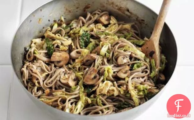 Noodles di fagioli neri con funghi e cavoli