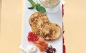 Blinis con Caviale di Tapioca, Frutta candita, Noci pecan tostate e Crème Fraîche