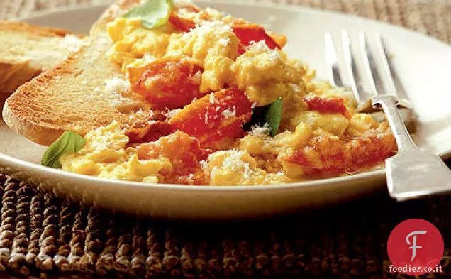 Pomodoro, basilico e Parmigiano uova strapazzate