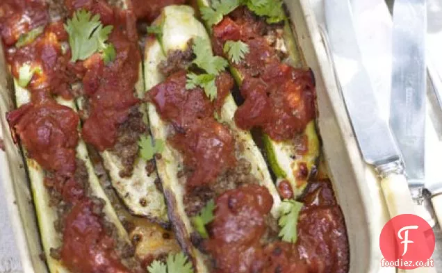 Zucchine al forno ripiene di agnello speziato e salsa di pomodoro
