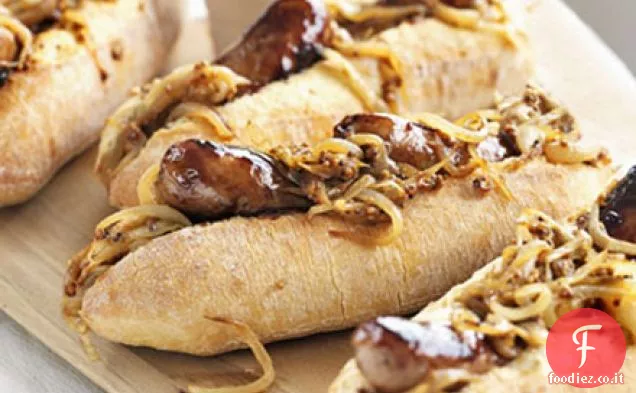 Hot dog glassati in acero con cipolle mustardy