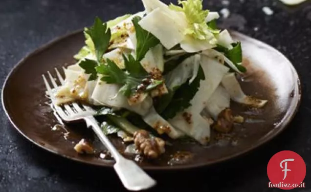 Insalata di sedano rapa con parmigiano, noci e prezzemolo