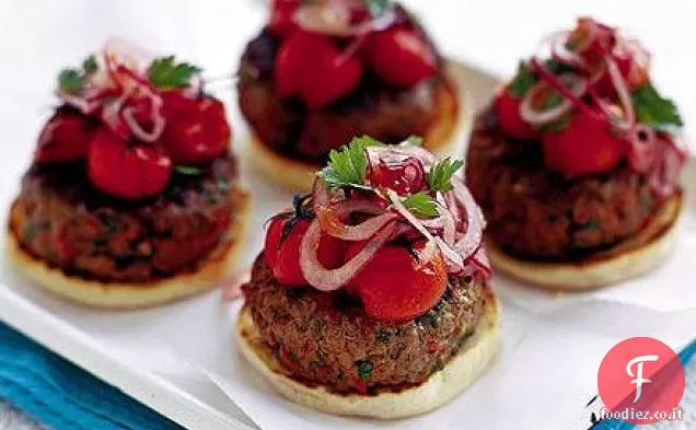 Hamburger di peperoncino con pomodori arrostiti e cipolla rossa