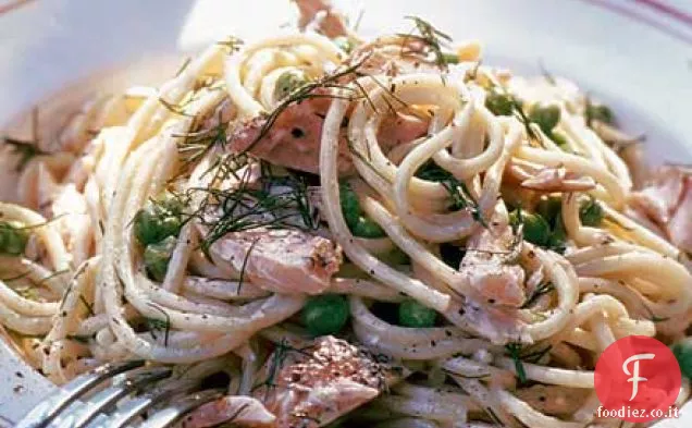 Salmone affumicato caldo e spaghetti all'aneto