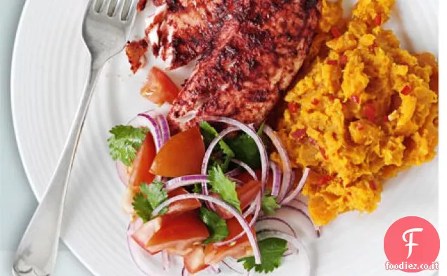 Tilapia Tandoori con purè di patate dolci piccanti e insalata di pomodori