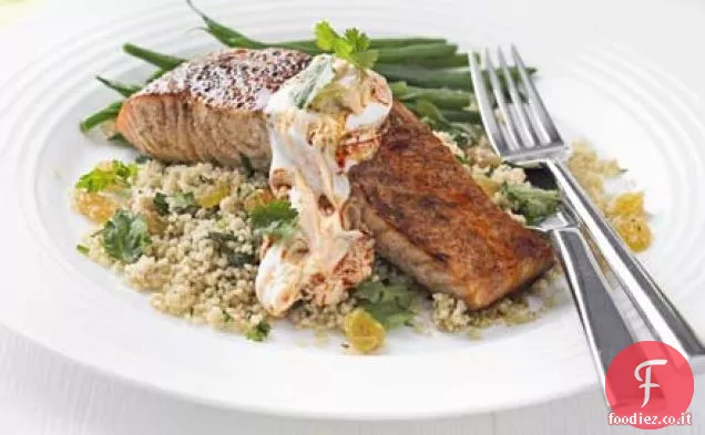 Cannella strofinato salmone con couscous & harissa yogurt