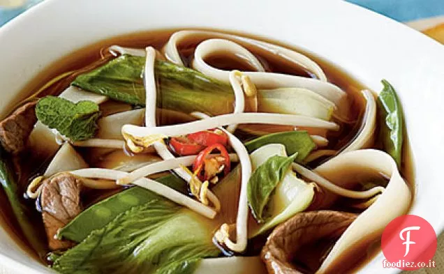 Zuppa di manzo vietnamita con verdure asiatiche