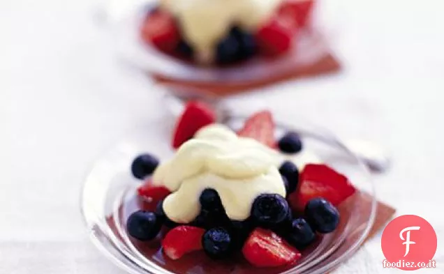 Frutti di bosco ghiacciati con salsa al cioccolato bianco