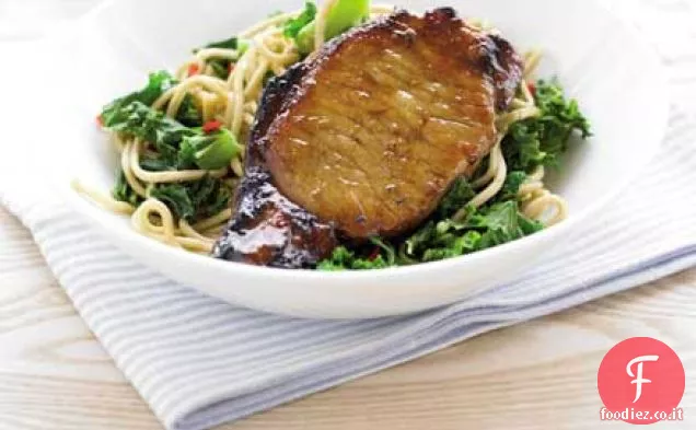 Maiale appiccicoso con noodles gingered & kale
