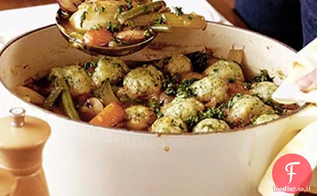 Casseruola di verdure di primavera con piccoli gnocchi alle erbe