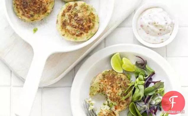 Torte di pesce di piselli schiacciati con maionese al peperoncino e lime