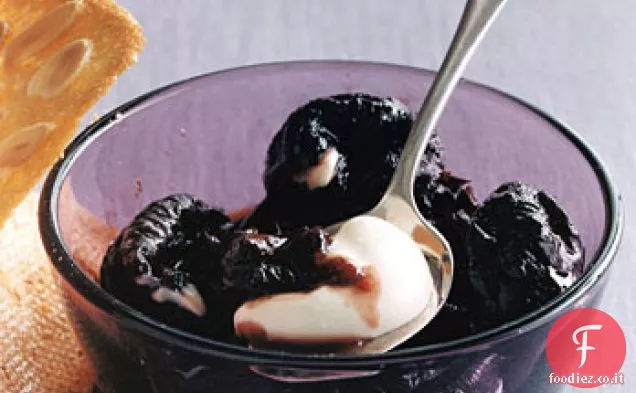 Prugne al vino con biscotti di mandorle tostate