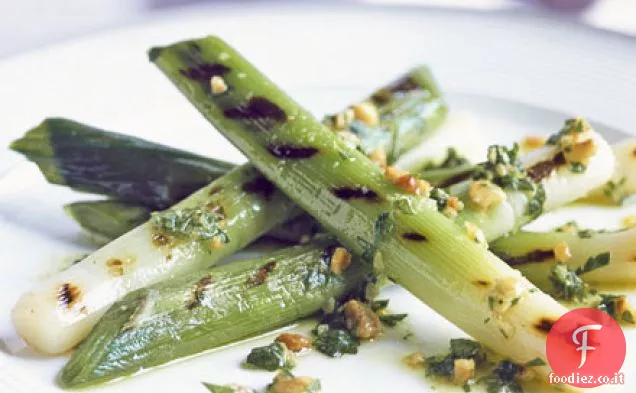 Porri alla griglia con condimento alle nocciole