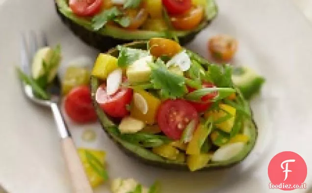 Avocado con peperone e pomodori