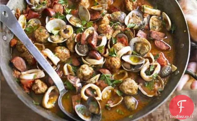 Polpette spagnole con vongole, chorizo e calamari