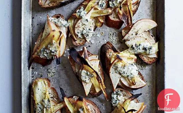 Tartine di pere, pastinaca e Fourme d'Ambert