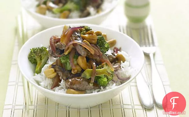 Manzo saltato in padella con anacardi e broccoli