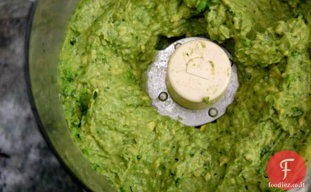 Guacamole di piselli fracassato con coriandolo, zenzero e lime
