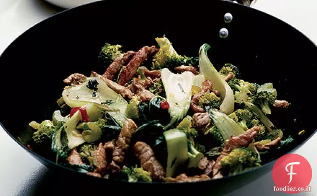 Maiale speziato con cumuli di verdure saltate in padella