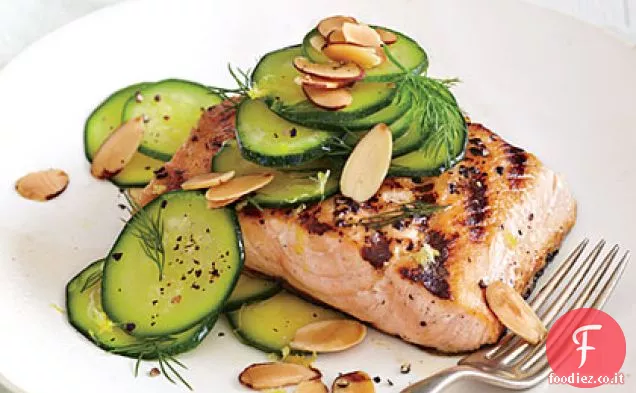 Insalata di salmone e zucchine alla griglia di Michael Symon