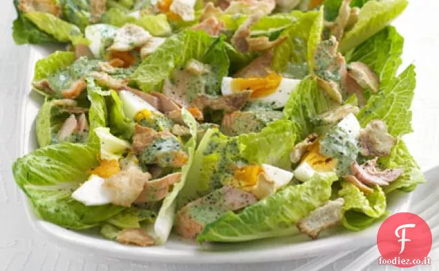 Insalata di salmone alla griglia con salsa di yogurt crescione