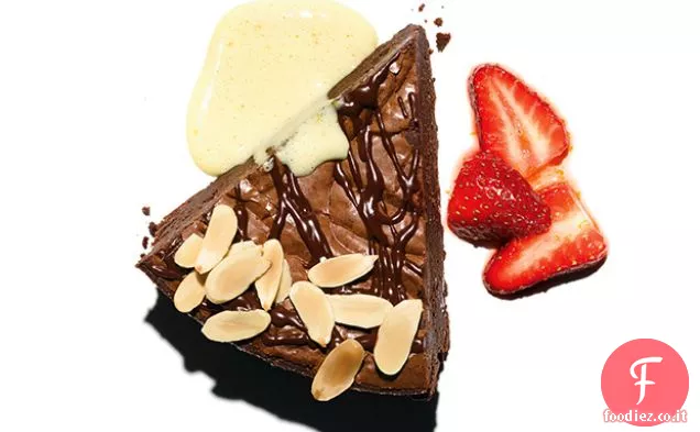 Torta al tartufo al cioccolato con Sabayon all'arancia e champagne e fragole