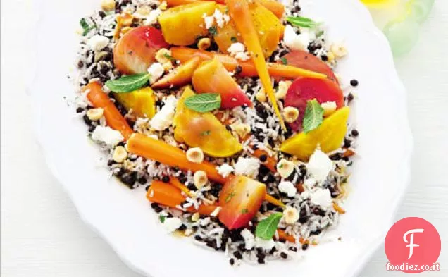 Insalata di riso di lenticchie con salsa di barbabietole e feta
