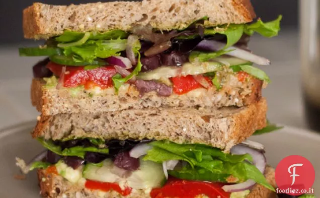 Sandwich di avocado greco semplice