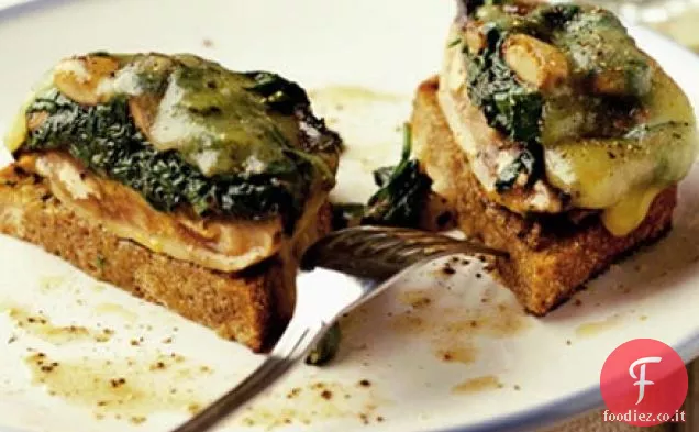 Funghi ripieni di formaggio su pane tostato