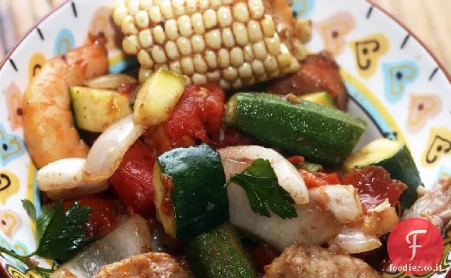Cajun ispirato Grill con verdure estive, gamberetti, salsiccia e pesce gatto