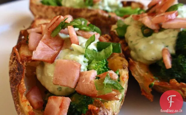Bucce di broccoli e patate cheddar con crema di Avocado