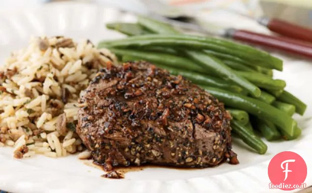 Bistecche di filetto al pepe e aglio in crosta con salsa di porto