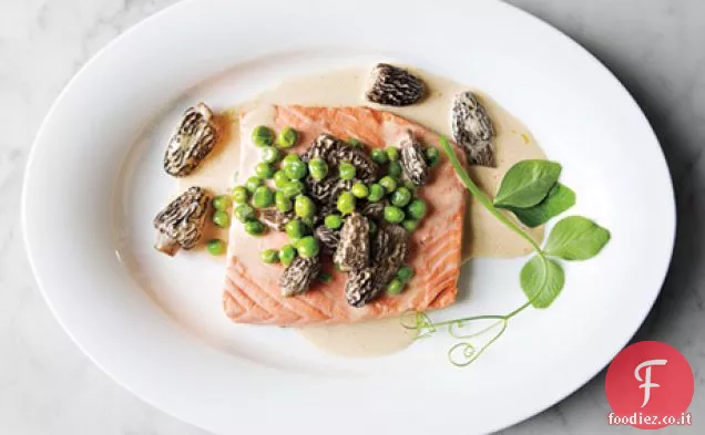 Salmone selvatico in camicia con piselli e spugnole